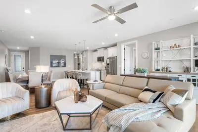 Image de New Lux Waterfront Condo! Pool, HotTub & Views! 2b