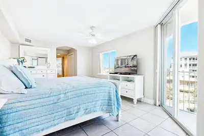 Image de Oceanfront Corner Unit w/ Scenic Views, Balcony, Pool, Hot Tub & Gym – Walk to the Pier!