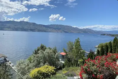 Image de 20% off month, Beach, Dock, golf green on LkOkanagan, 5 bdr, large outdoor deck, patio