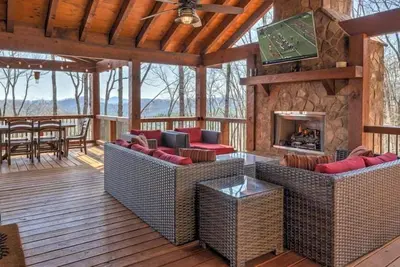 Image de Tranquil Escape of Blue Ridge - Mountain Views | Hot Tub | Outdoor Fireplace with Tv