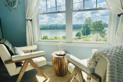 Image de Sky Parlor sunrise and sunset views overlooking the river