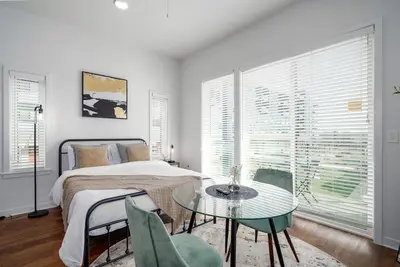 Image de Cozy Studio w/Private Balcony!