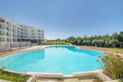 Image de Appartement 'Prainha Paradise - Algarve' avec piscine partagée, Wi-Fi et climatisation