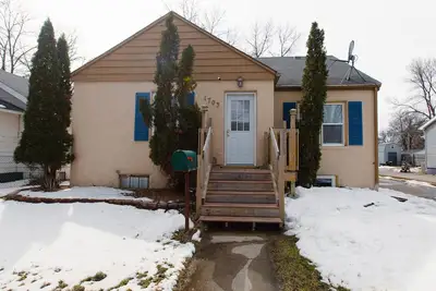 Image de 4 bedroom house with Man cave