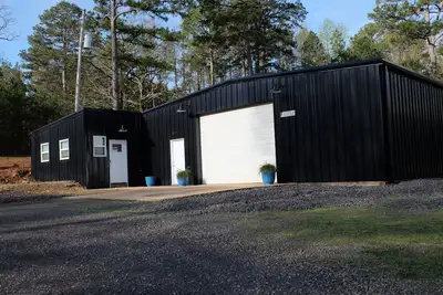 Image de Newly Remodeled Studio with huge garage space. Perfect for Boats, UTVs, & More