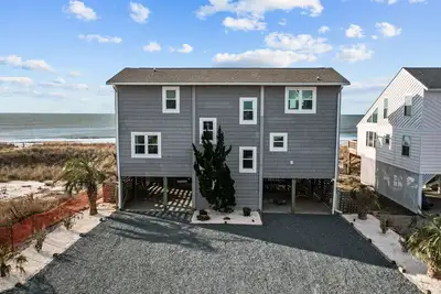 Image de 5 Br Oceanfront Home close to The Point!