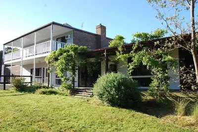 Image de Country homestead on 10 acres. 9 minutes to beach, cafes & wineries.