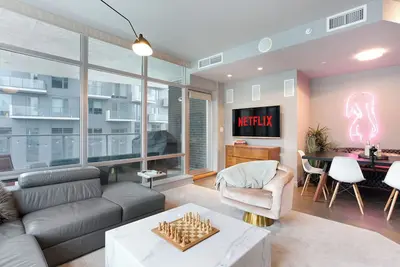 Image de Downtown 1 min to 17th + Xl Balcony w/ Bbq, Fire Table & King Bed + 3 min Stampd