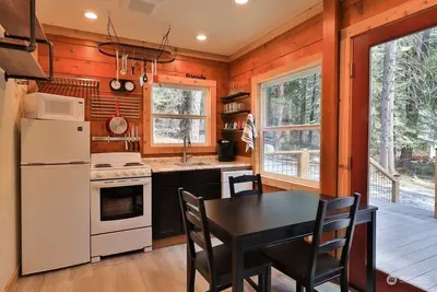 Image de Discover Adventure: Tiny Cabin Nestled in the Enchanting North Cascades