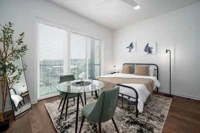 Image de Modern Studio Getaway w/Private Balcony \n