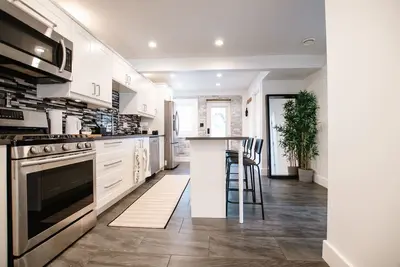 Image de Newly Renovated House at Main beach, Cultus Lake!