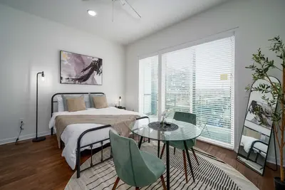 Image de Chic Downtown Studio Oasis w/ Private Balcony\n