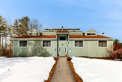 Image de Snowbird-friendly home with heated pool, sauna, game room, tennis, Bbq, W/D