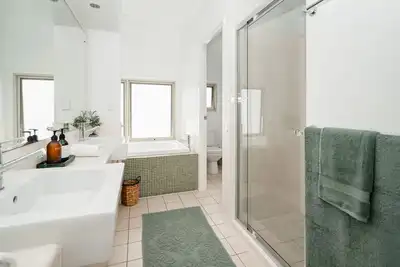 Image de Experience the epitome of luxury beachside living in this stunning home.