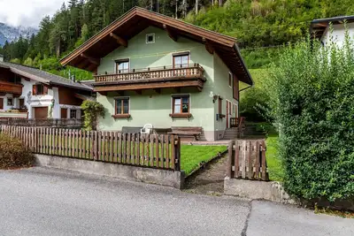 Image de Maison de vacances 'Haus Sinning' avec vue sur les montagnes, terrasse privée et jardin privé