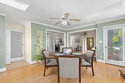 Image de The Artist…Bright & Relaxing Entire Home sleeps 5