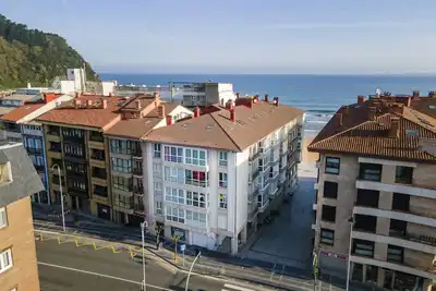 Image de Appartement Bañeru 1 - Maison au centre de Zarautz, à 1 min. de la plage by Egona