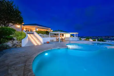 Image de Full outdoor kitchen experience with breathtaking ocean view