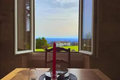 Image de Élégance et Charme au Cœur des Vignes - Piscine et Décoration Artisanale