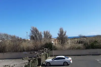 Image de Appartement rénové 4 pers avec loggia et parking, à 50m de la plage!