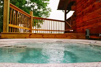 Image de Chestnut 3 Bed \/ 2 Bath cabin with Hot Tub Jacuzzi
