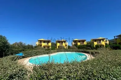 Image de Maison dans petite résidence avec piscine