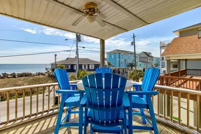 Image de 🦈 Shark Shack: Ocean Views | Walk to Beach | Prime Location 🦈
