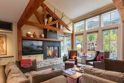 Image de Modern Home in Town by InvitedHome | Deck, Hot Tub, Walk to Ski, Restaurants