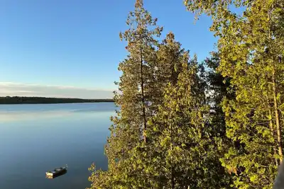 Image de Panoramic Views of Miller Lake - The Lookout perched on the waters edge.