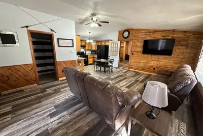 Image de New Cabin Just Minutes from Black River
