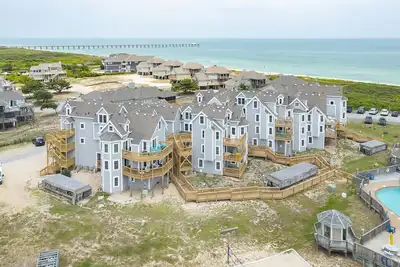 Image de Bright & beachy updated unit with ocean views from covered furnished deck!