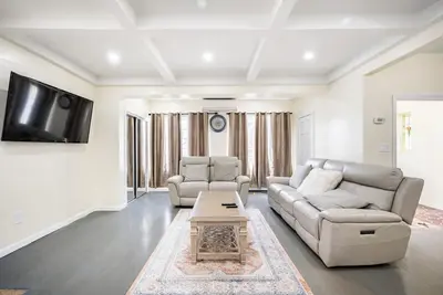 Image de Urban Escape – Near Subway, 10 Min to Jfk/Lga, Fast Ride to Manhattan + Parking!
