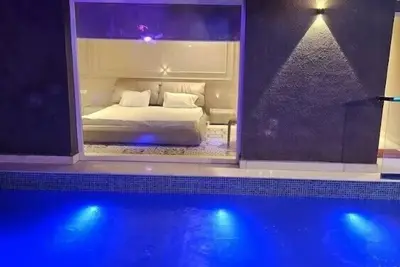 Image de Indulge in Luxury: Banquet Hall with Pool Unveiled for Unforgettable Events