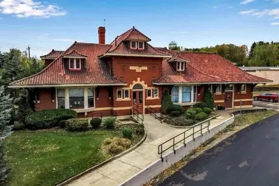 Image de Historic Springville Train Station 2-Bedroom Hotel Apartment With Private Patio