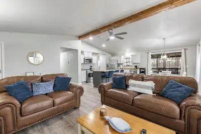 Image de Lakefront Rogers Retreat w\/ Grill & Spacious Deck
