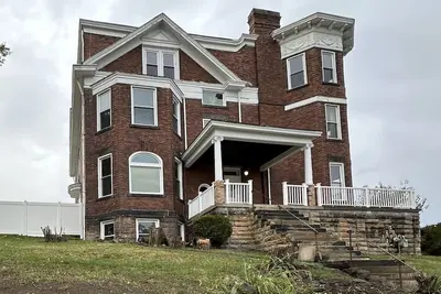Image de The Ultimate & Unforgettable Massive & Majestic Pittsburgh Mansion Experience!