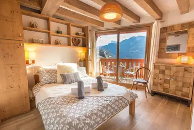 Image de Chalet 75 - Un chalet avec bain à remous et sauna offrant une vue imprenable
