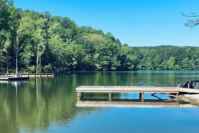 Image de Luxury Lakefront home with beach & private dock. 4 king beds. Sleep 10.