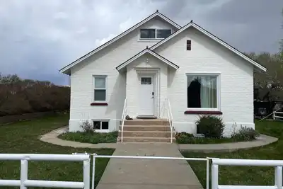 Newly renovated farm house in Alton, Ut. Within 45 minutes of Bryce and Zion.