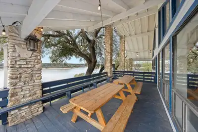 Image de Peaceful Lake Front Home Sleeps 12