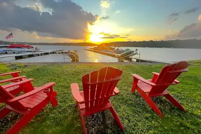 Image de Sunset View: Lakefront Pet-Friendly + Hot Tub + Dock