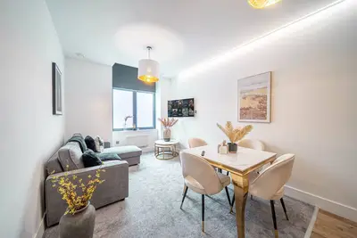 Prestige-Appartement-Salle de bain et douche-Vue sur Rue-Private Gated Parking
