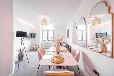 Moderne-Appartement-Salle de bain-Vue sur Rue-Private Gated Parking