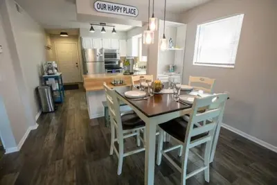 Image de Luxe Lakeside Haven