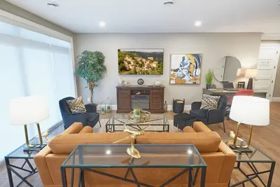 Image de Srs Sunrise Suite ~ Private 2 King Apartment with Parking