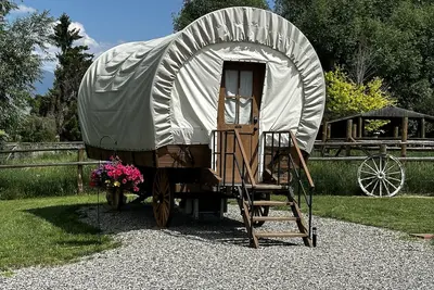 Image de Klondike “Conestoga” Wagon at J&J Cabins