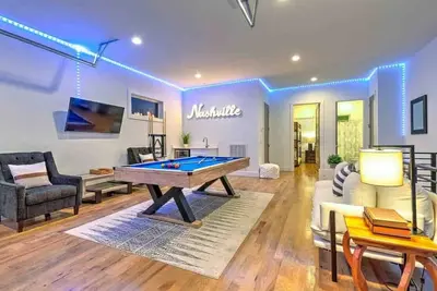 Image de Large Luxury Home• 13 Beds • Pool Table • Rooftop!