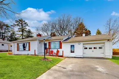 Image de Waterfront home with stunning Owasco Lake view, dock, firepit & covered porch