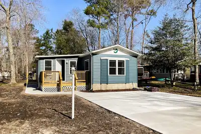Image de Dog-friendly renovated Plantation Park home with deck, grill, W/D, & Ac