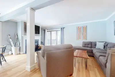 Image de Ski-in\/out, dog-friendly condo with prime location for skiing & hiking